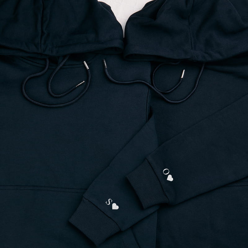 Bilekte Harf Yazılı Sweatshirt Sevgili Kombini