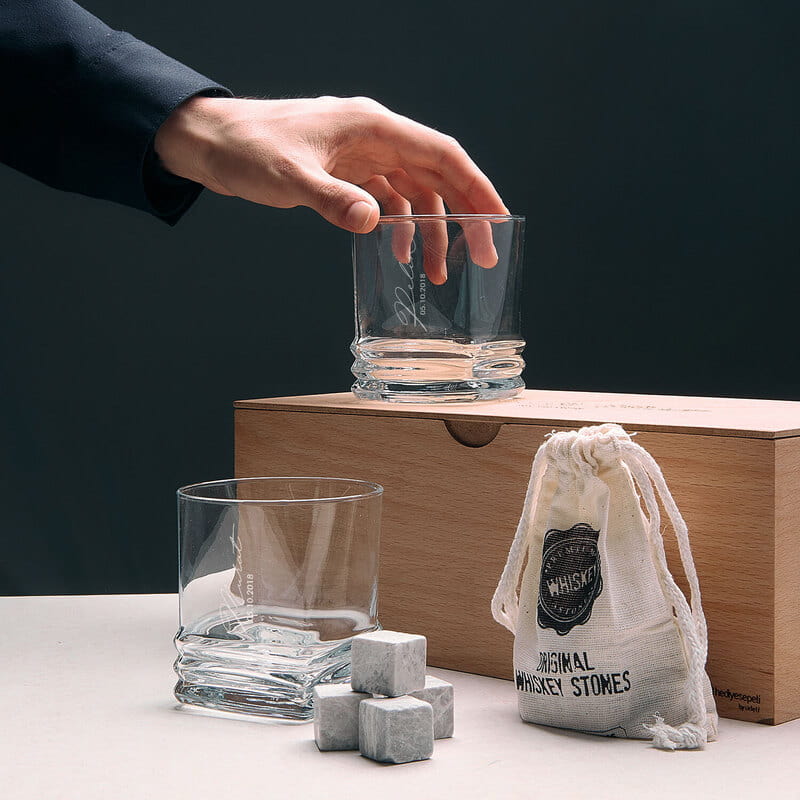 Kişiye Özel Ahşap Kutulu 2'li Viski Bardağı Seti - Soğutma Taşı Hediyeli