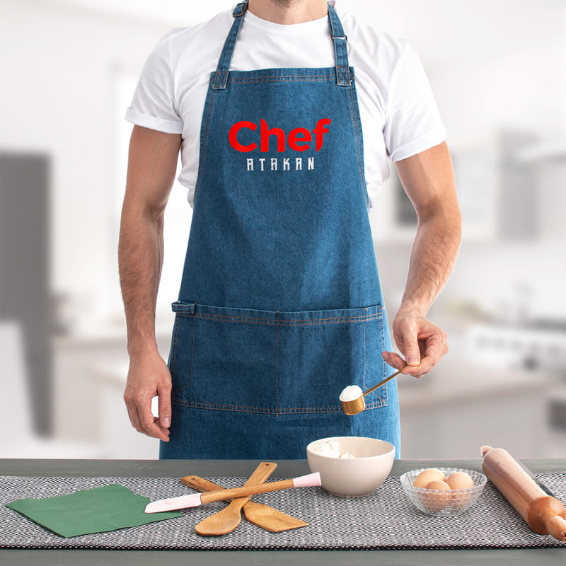 Minimal Tasarımlı Nakış İşlemeli Kot Aşçı Önlüğü