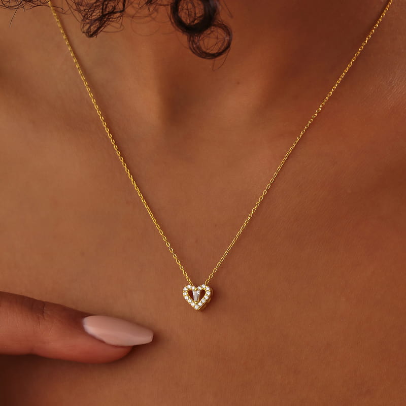 Minimal Trapez Taşlı Kalp Kolye