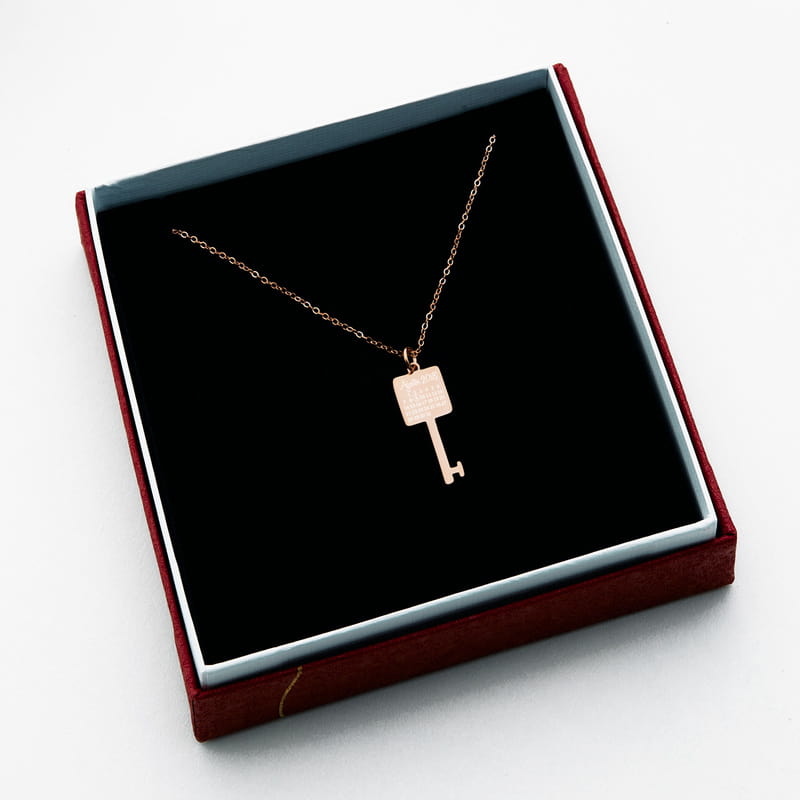 Özel Gün İşlemeli Anahtar Rose Gümüş Kolye