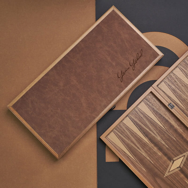 El Yazısı İmza Tasarımlı Deri Kaplama Ceviz Tavla Seti