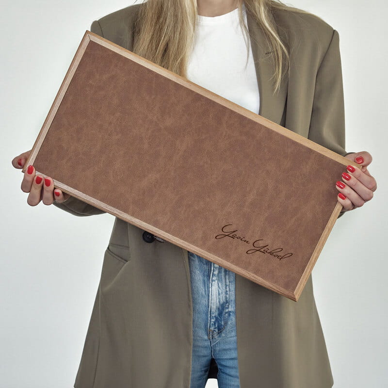 El Yazısı İmza Tasarımlı Deri Kaplama Ceviz Tavla Seti