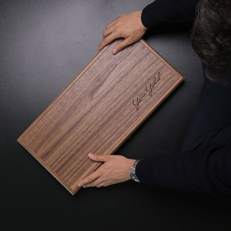 El Yazısı İsme Özel Fuga Yüzeyli Premium Ceviz Tavla Takımı