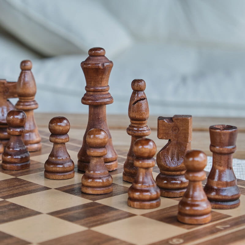 İsim Özelleştirmeli Kare Satranç Tahtası - Ceviz Kaplama