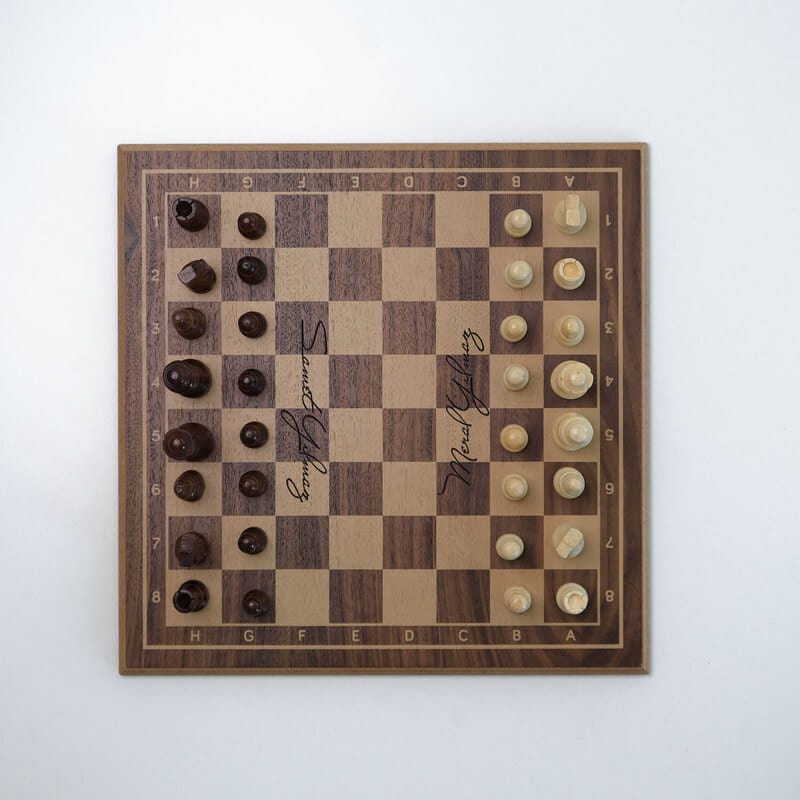 İsim Özelleştirmeli Kare Satranç Tahtası - Ceviz Kaplama