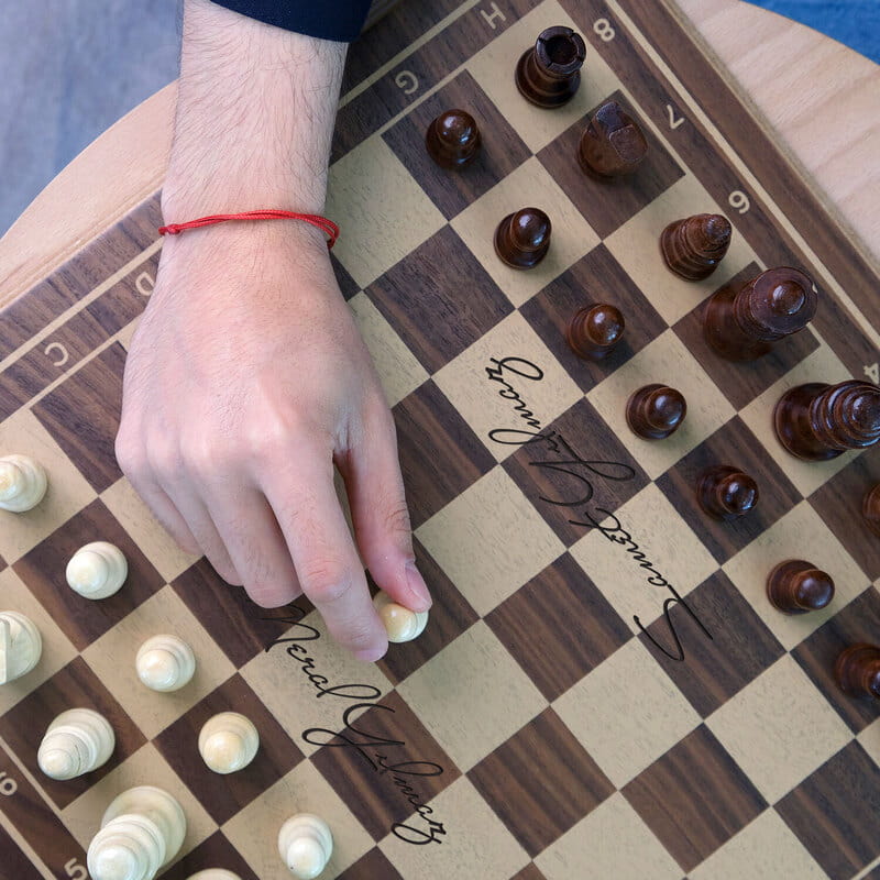 İsim Özelleştirmeli Kare Satranç Tahtası - Ceviz Kaplama