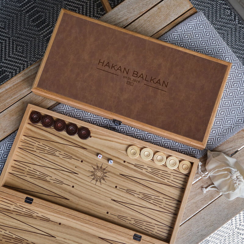 Kişiselleştirilebilir İsim ve Tarihli Premium Deri Kaplama Meşe Tavla Seti