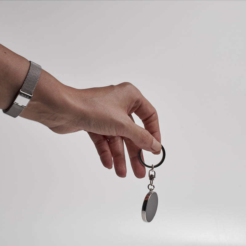 Minimal Harf Tasarımlı Yuvarlak Metal Anahtarlık