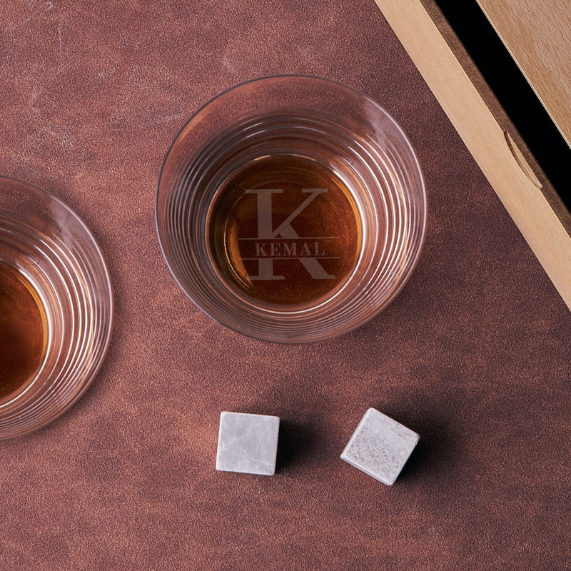 Monogram İsim ve Baş Harf Özelleştirmeli Ahşap Kutulu Viski Seti