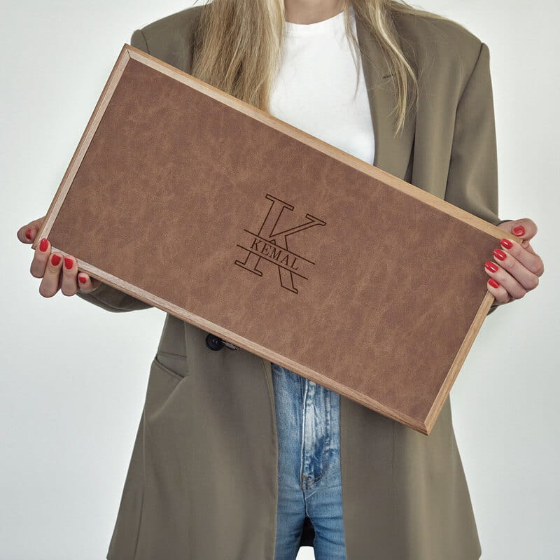 Monogram İsim ve Baş Harf Özelleştirmeli Deri Kaplama Ceviz Tavla