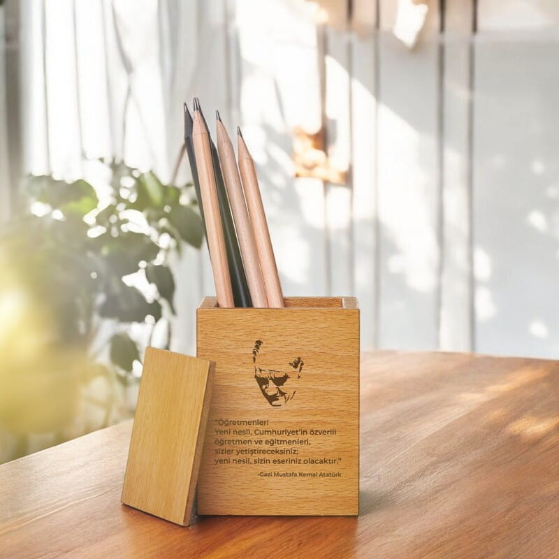 Öğretmenlere Özel Atatürk Alıntılı Ahşap Masaüstü Kalemlik