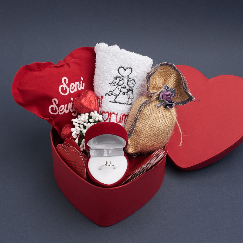 Sevgilinizi Mutlu Edecek Kalp Kutulu Tektaş Yüzük Sepeti