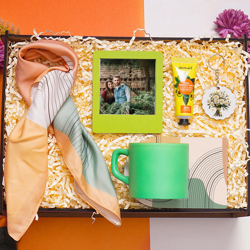 Ahşap Kutulu Fular Sunumlu Fincan Kişiye Özel Çerçeve El Kremi Anahtarlık Hediye Seti