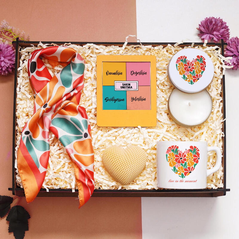 Anı Yaşa Tasarımlı Fular Kupa Bardak Kokulu Mum Temalı Çerçeve Kalp Biblo THK Hediye Kutusu