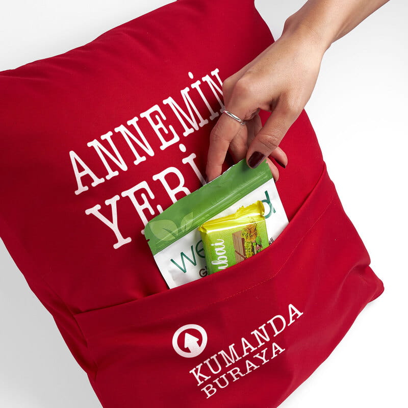 Annemin Yeri Yazılı Kumanda & Atıştırmalık Cepli Televizyon Yastığı