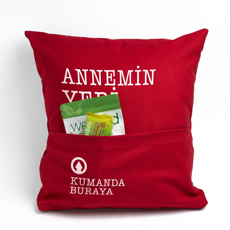 Annemin Yeri Yazılı Kumanda & Atıştırmalık Cepli Televizyon Yastığı