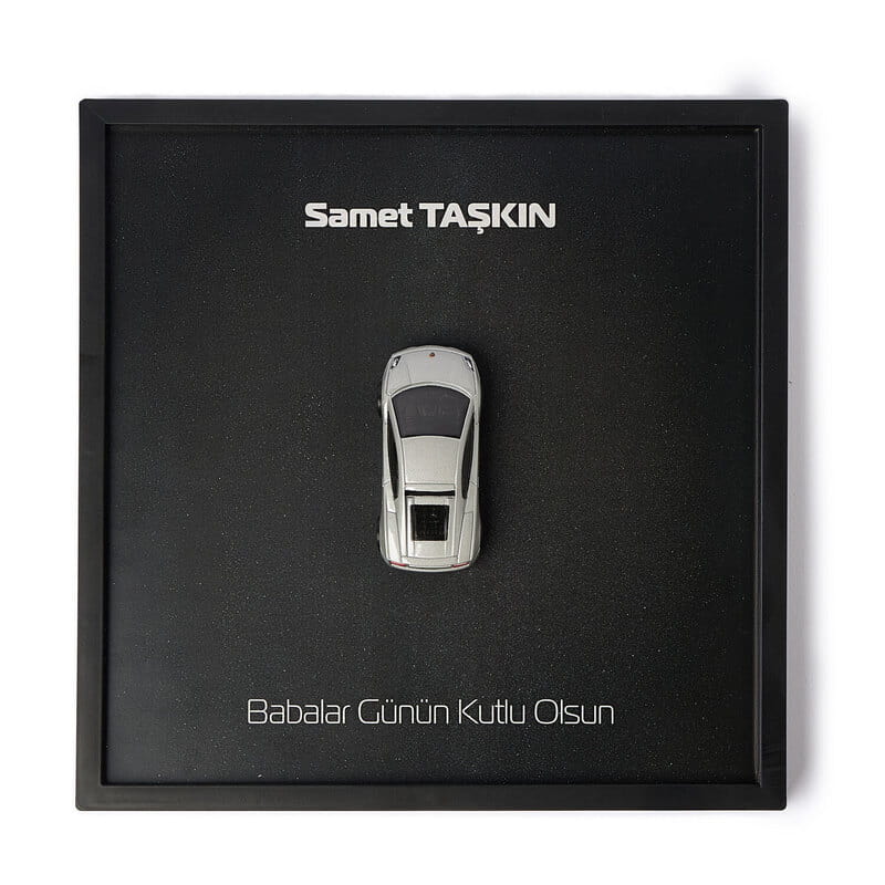 Araba Düşkünü Babaya İsimli Model Araba Çerçevesi