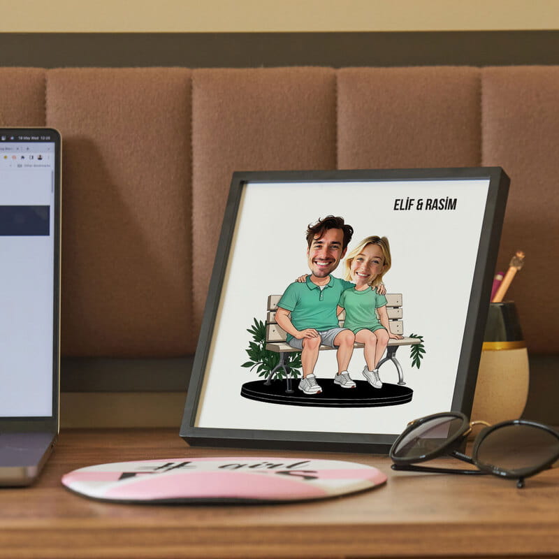 Bankta Oturan Çift Karikatür Tasarımlı Kişiye Özel Çerçeve