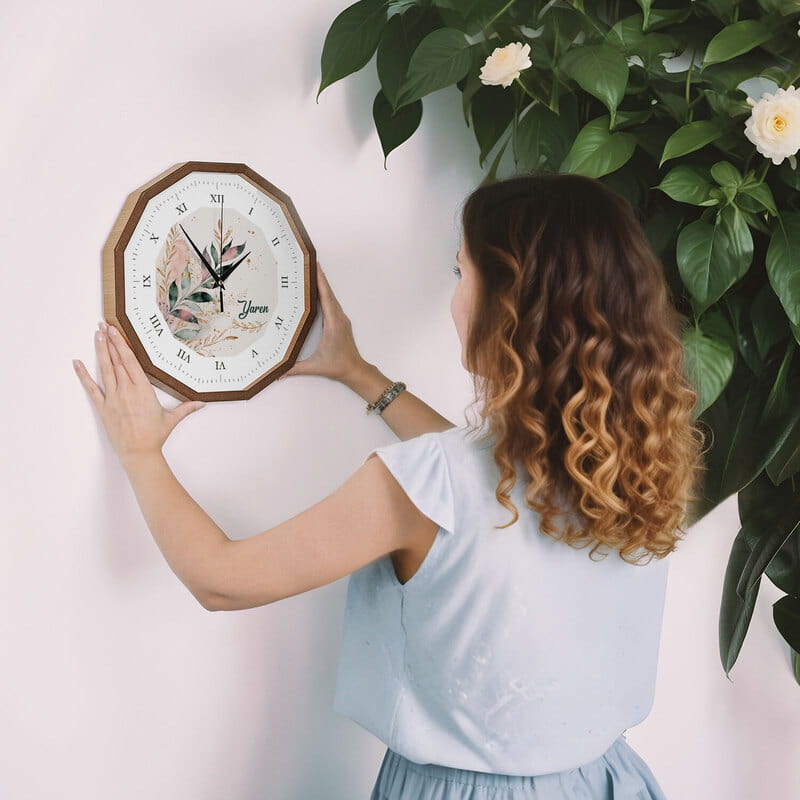 Dekoratif Çiçek Tasarımlı İsme Özel Ahşap Duvar Saati