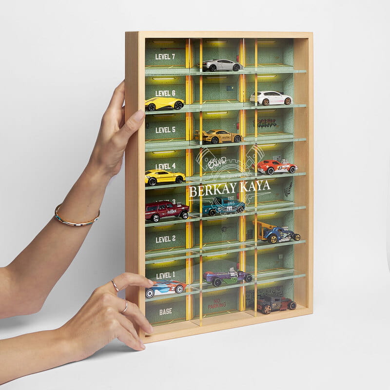 İsimli Ahşap Garaj Araba Koleksiyon Rafı
