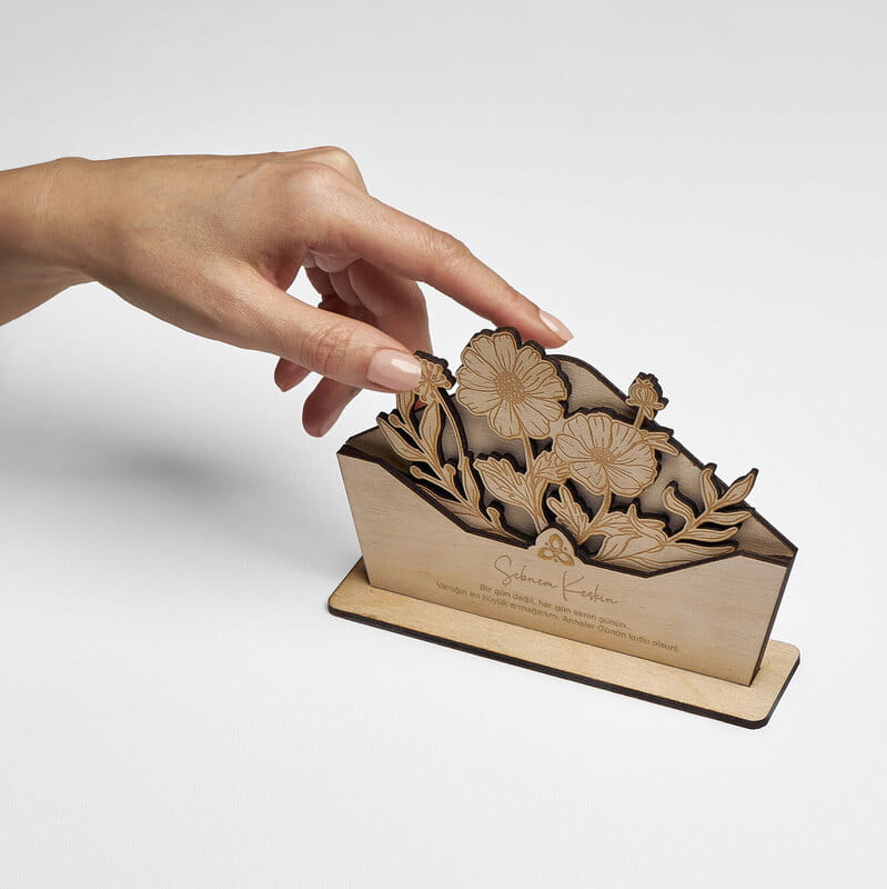 Kişiye Özel Mesajlı Ahşap Anneler Günü Çiçek Dekoru