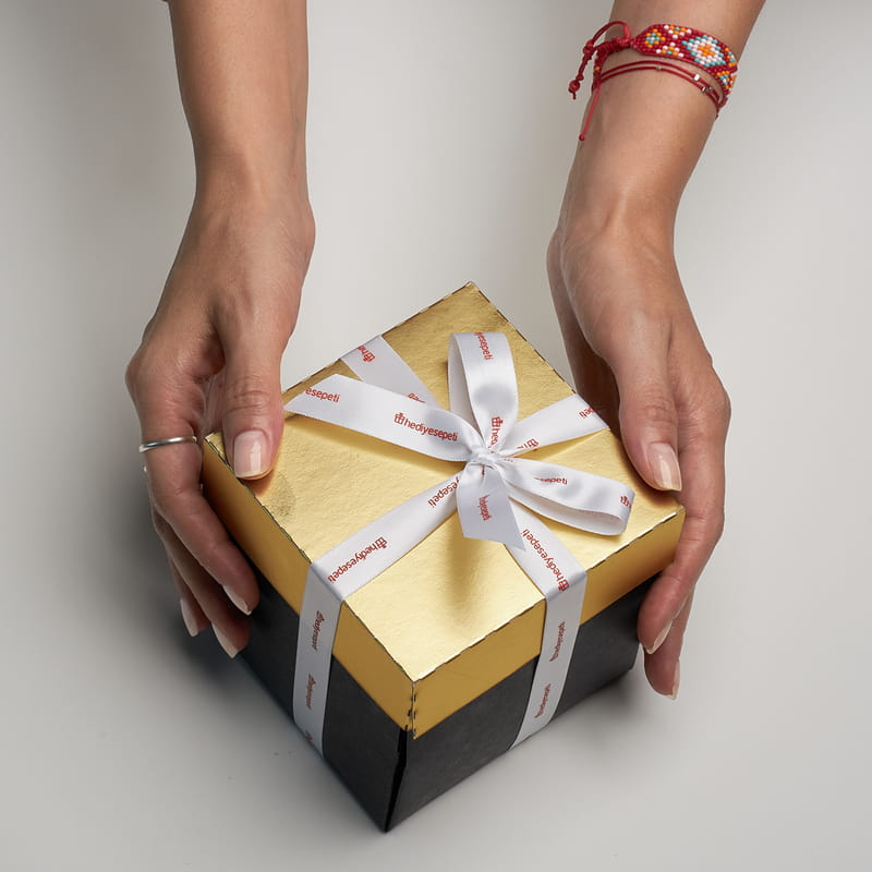 Patlayan Hediye Kutusunda Sürpriz Çikolata Sepeti