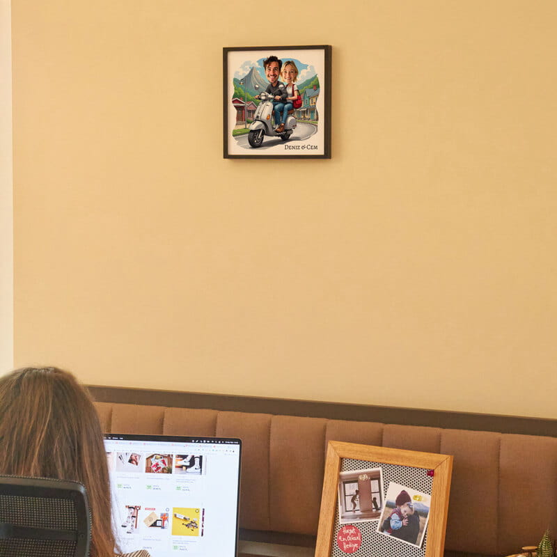 Scooter Sever Çift Karikatür Tasarımlı Çerçeve
