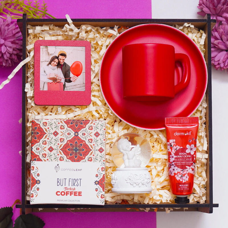 Sevgililer Günü Sevgili Hediye Seti & Dekoratif Ahşap Kutu, Fincan Seti, Kişiye Özel Çerçeve, Kahve, El Kremi, Işıklı Küre