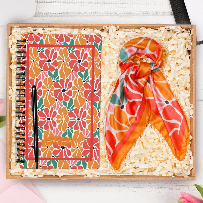 Şık Tasarımlı Ahşap Defter Fular Kalem Kombini Hediye Kutusu