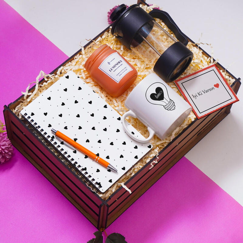 Şık Tasarımlı Özel Ahşap Kutuda French press Defter Kalem Mum Kupa Bardak Altlık Hediye Kutusu