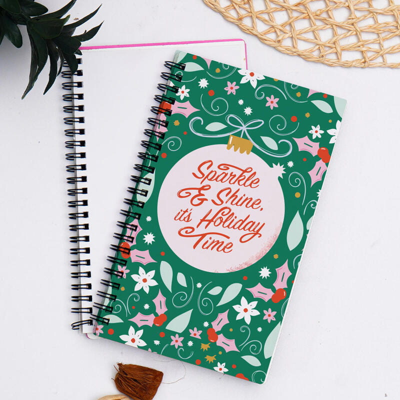 Yeni Yıl Hediye Seti  Fincan Takımı Defter Kalem Kahve Çorap Mum Hediye Kutusu