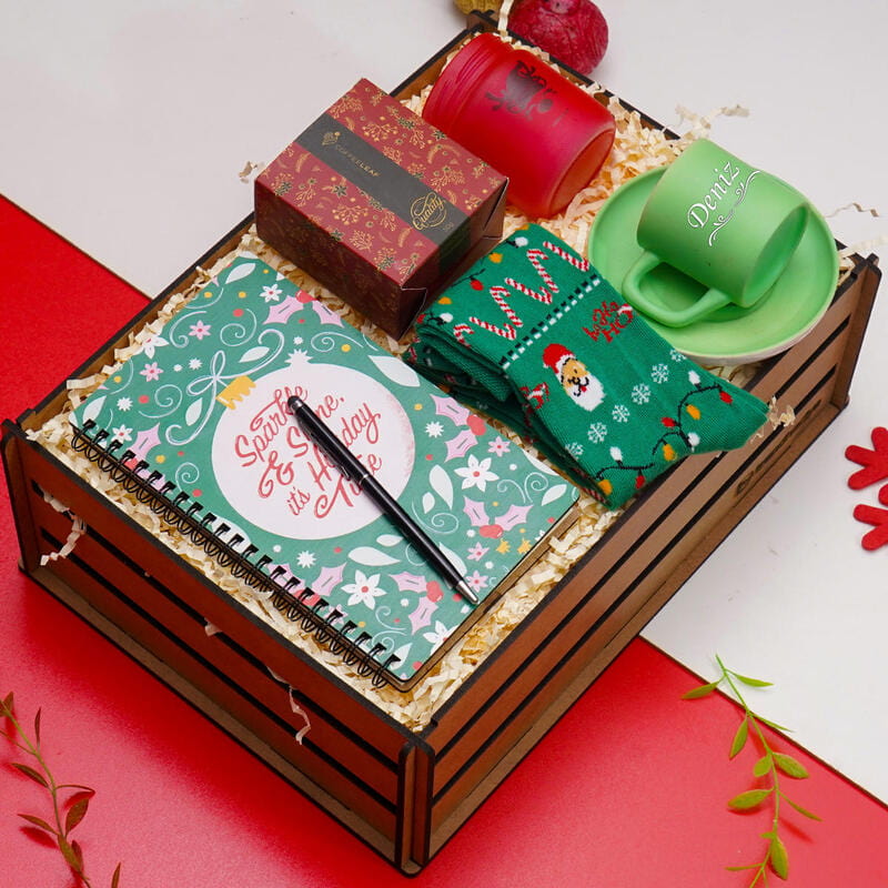 Yeni Yıl Hediye Seti  Fincan Takımı Defter Kalem Kahve Çorap Mum Hediye Kutusu