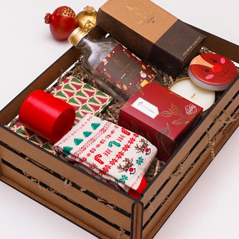 Yılbaşı Konseptli Fincan Kolonya Kokulu Mum Yılbaşı Çorabı Hediye Kutusu