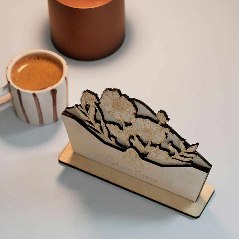 Zarf Tasarımlı Ahşap Çiçekler Masa İsimliği