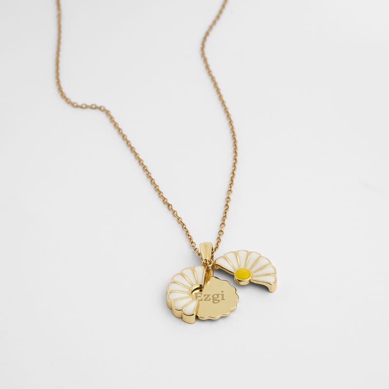 Açılır Kanatlı İsme Özel Papatya Kolye