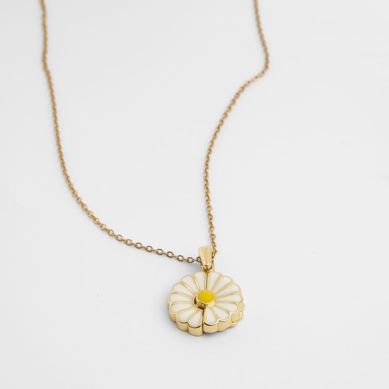 Açılır Kanatlı İsme Özel Papatya Kolye