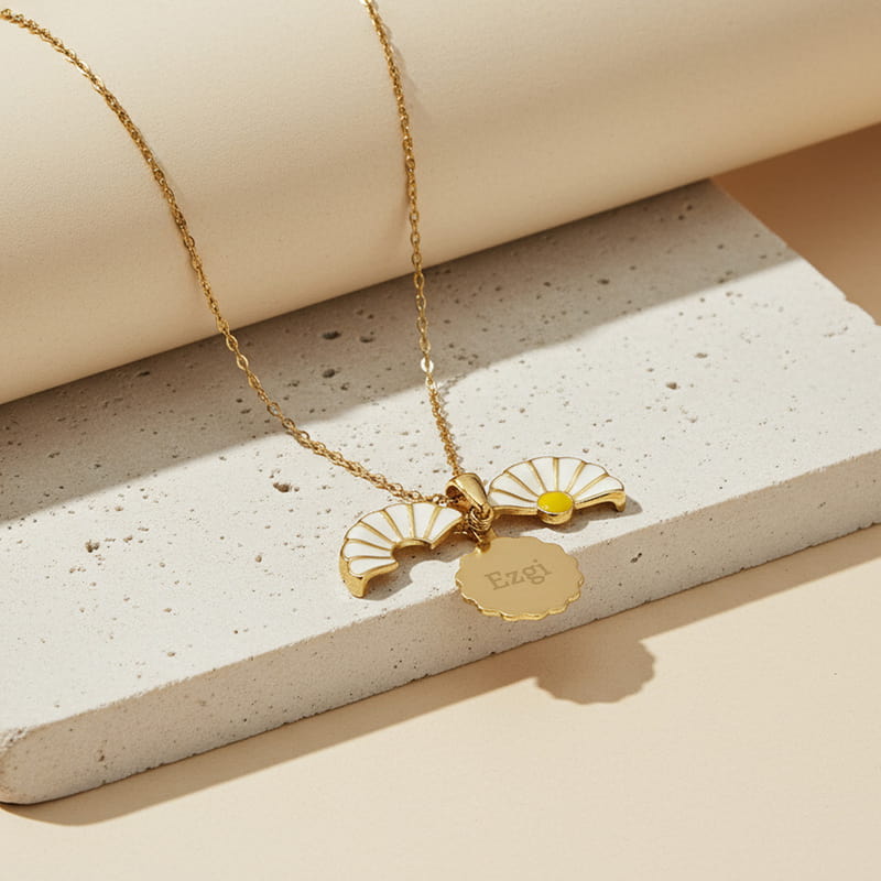 Açılır Kanatlı İsme Özel Papatya Kolye