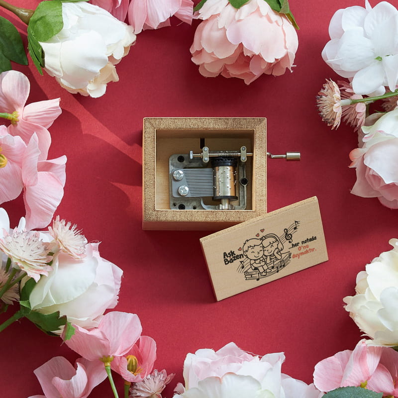 Aşk Bazen Kalbine Çalan Nottur Ahşap Müzik Kutusu