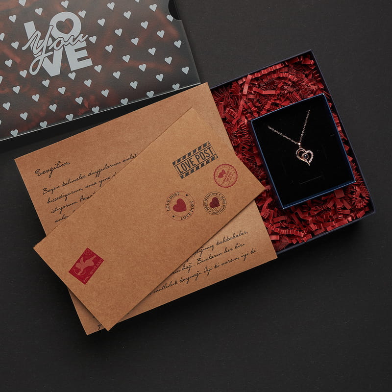 Aşkın 100 Dili Kolyeli LOVE Hediye Kutusu - Sevgiliye Mektuplu