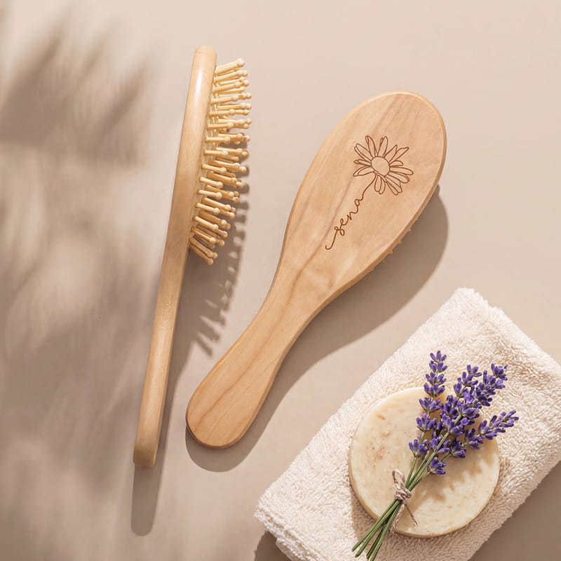 Büyük Boy Papatya Tasarımlı İsme Özel Ahşap Saç Tarağı