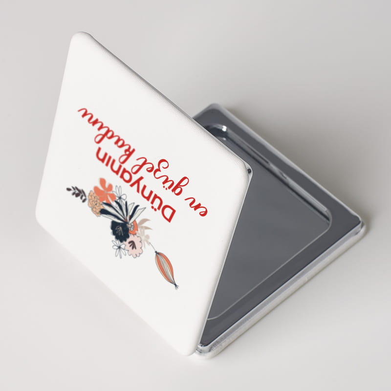 Dünyanın En Güzel Kadını Bu Kapağın Altında El Aynası