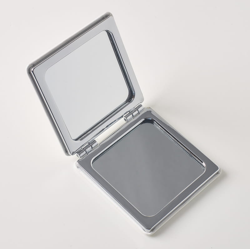 Dünyanın En Güzel Kadını Bu Kapağın Altında El Aynası