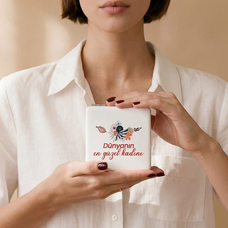 Dünyanın En Güzel Kadını Bu Kapağın Altında El Aynası