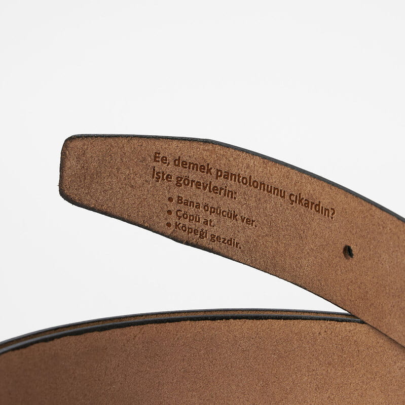 Eve Gelince Görevlerin Esprili Harf Özelleştirmeli Deri Kemer
