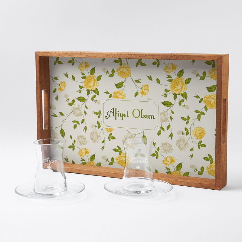 İsme Özel Çiçekli 2’li Çay Bardağı ve Ahşap Sunum Tepsisi