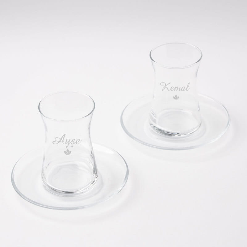 İsme Özel Çiçekli 2’li Çay Bardağı ve Ahşap Sunum Tepsisi