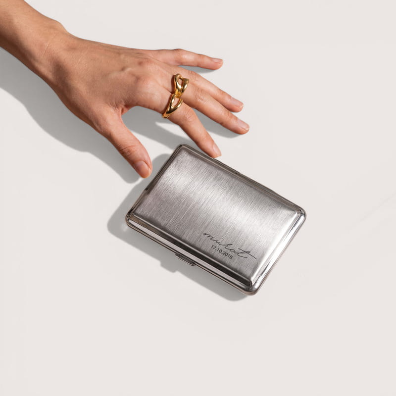 İsminize Özel Minimal İmza Tasarımlı Tarihli Metal Sigara Tabakası