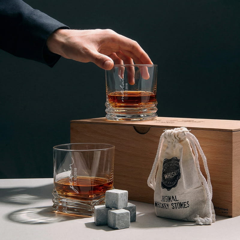 Kişiye Özel Ahşap Kutulu 2'li Viski Bardağı Seti - Soğutma Taşı Hediyeli