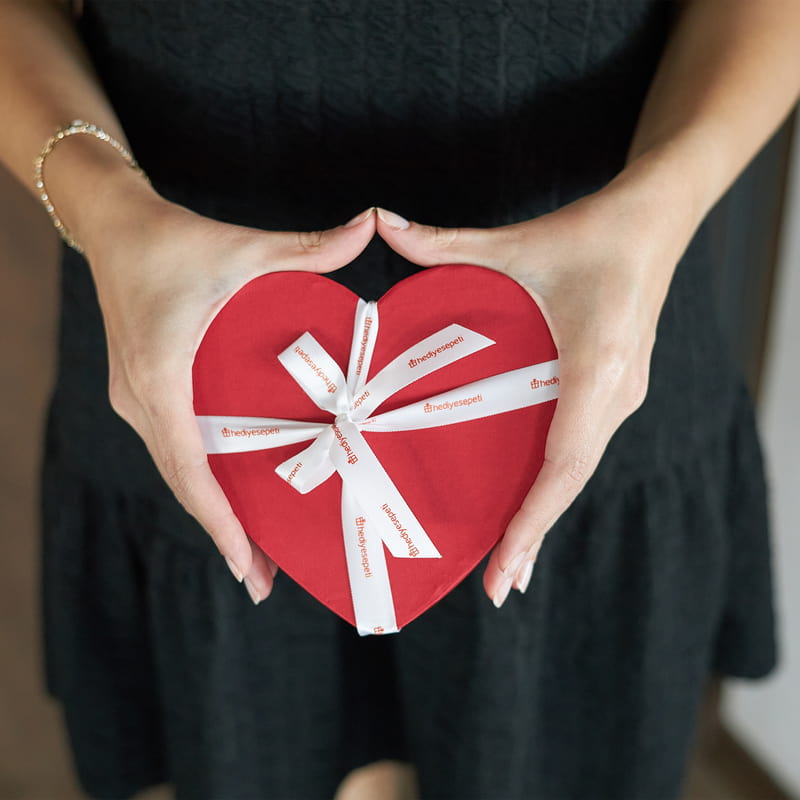 Öğretmen Sevgi Mesajlı Kalp Kutulu Çikolata